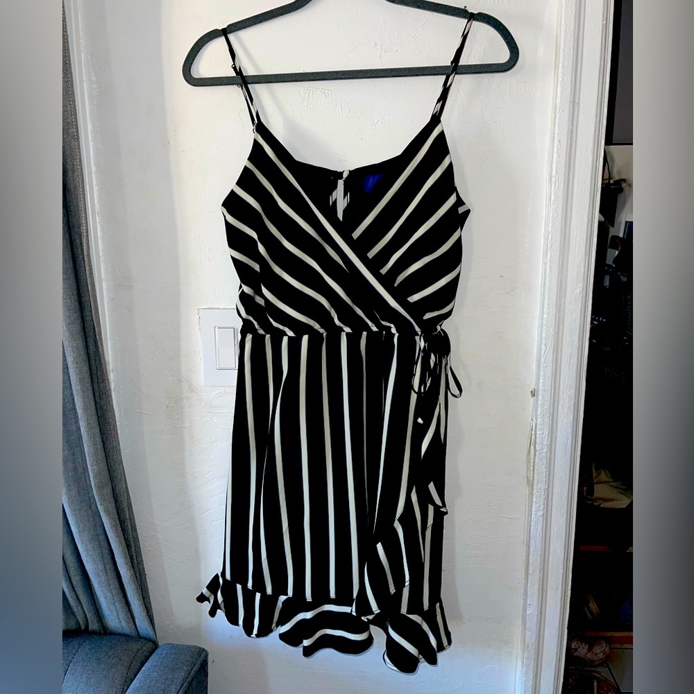 Striped black and white spaghetti strap perfect summer dress w/ short size Small